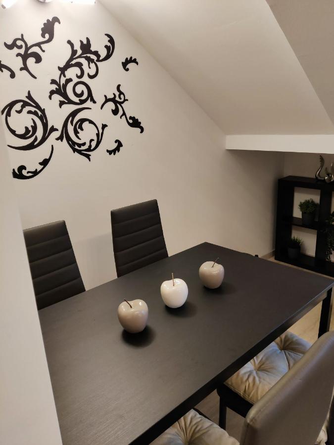 Holiday Home In Quiet Beautiful Area With Two Separate, Modern, Furnished Apartments Deutsch-Wagram Exterior foto
