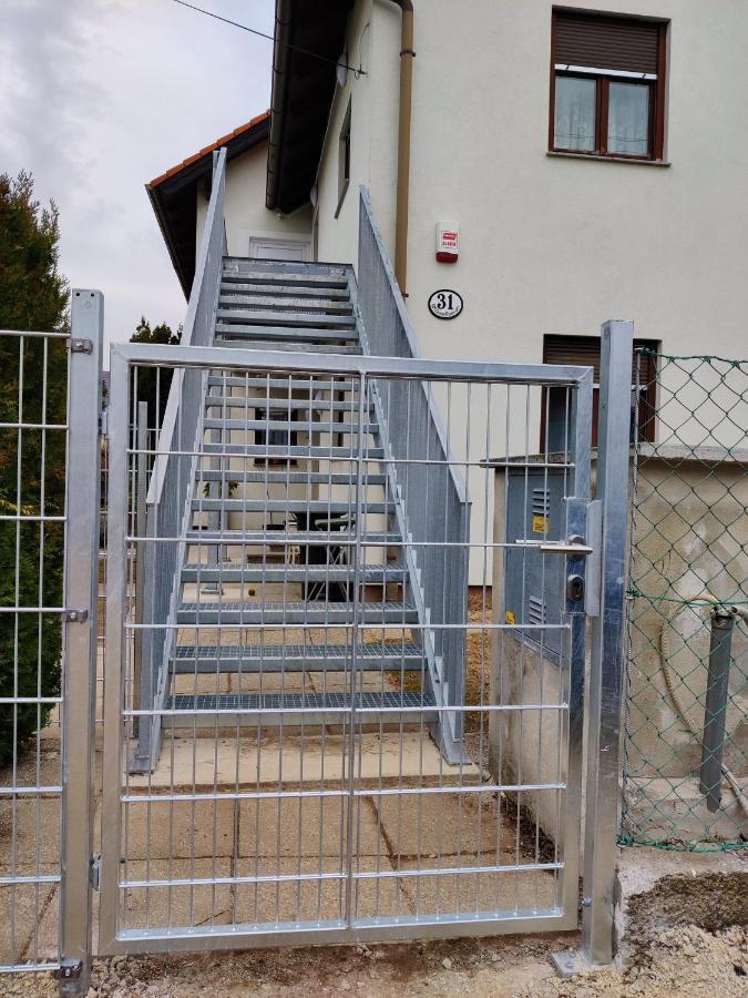 Holiday Home In Quiet Beautiful Area With Two Separate, Modern, Furnished Apartments Deutsch-Wagram Exterior foto