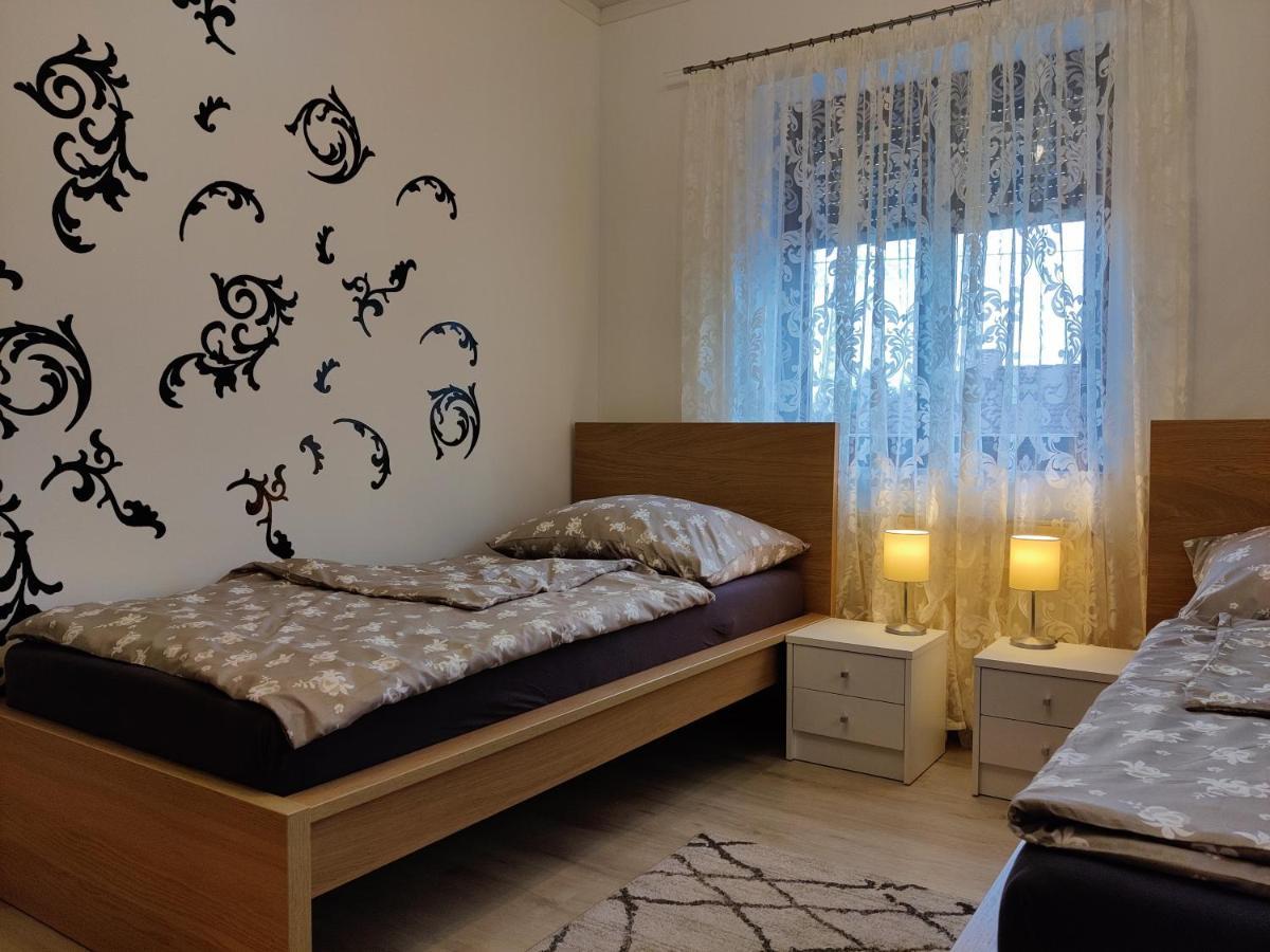 Holiday Home In Quiet Beautiful Area With Two Separate, Modern, Furnished Apartments Deutsch-Wagram Exterior foto