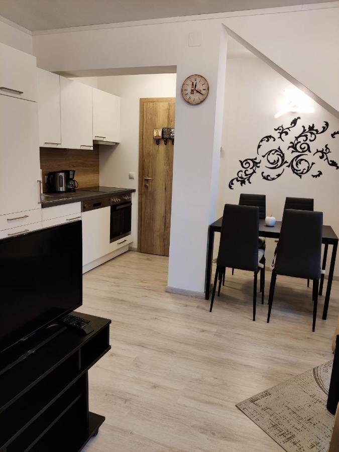 Holiday Home In Quiet Beautiful Area With Two Separate, Modern, Furnished Apartments Deutsch-Wagram Exterior foto